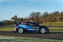 Der Ford Fiesta WRC mit der Teststrecke im Design