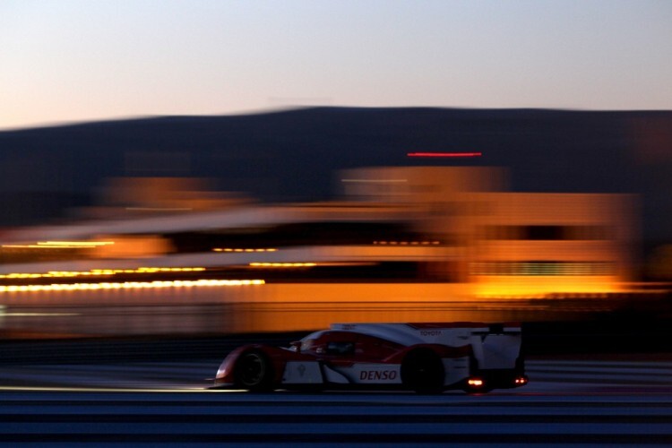 Für den Toyota TS030 Hybrid geht es heute durch die Nacht