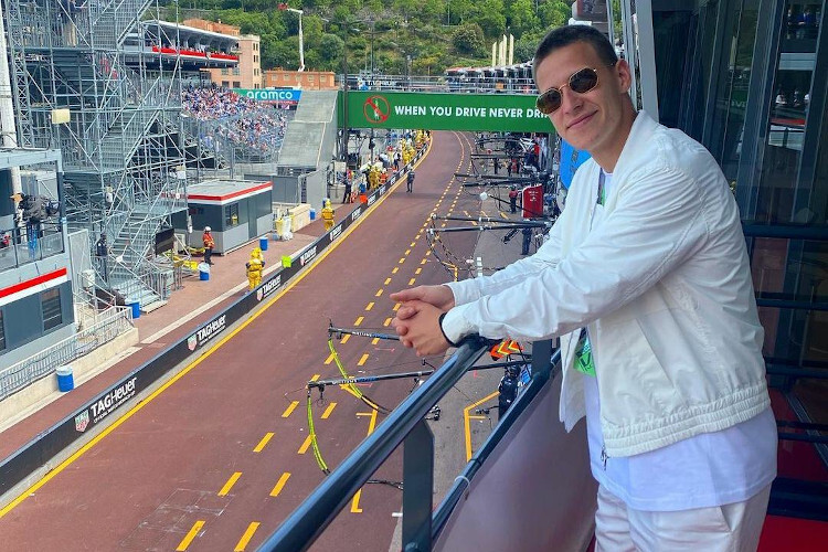 Fabio Quartararo mit bestem Blick auf die F1-Boxengasse