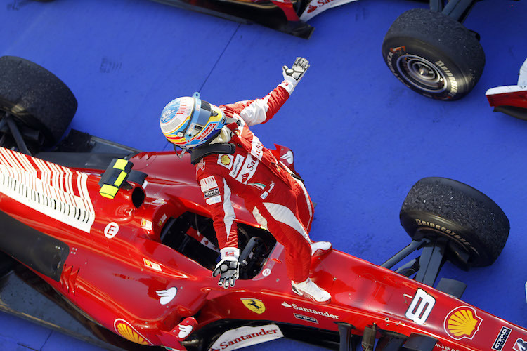 Sieg bei der Premiere mit Ferrari 2010 in Bahrain