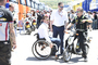 Pit Beirer (li.) im Gespräch mit Tech3-Boss Hervé Poncharal (re.)