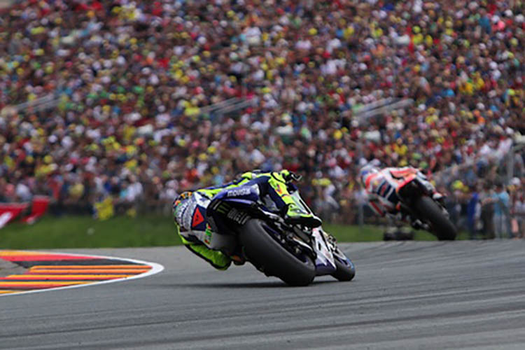 Seien Sie live dabei, wenn Valentino Rossi auf dem Sachsenring um den MotoGP-Sieg kämpft