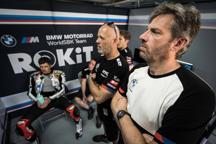 BMW-Rennchef Marc Bongers, links daneben Teamchef Shaun Muir und Scott Redding