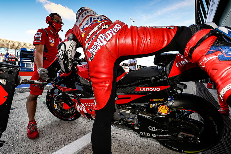 «UNEMPLOYED» (arbeitlos) steht auf dem Leder von Dovizioso