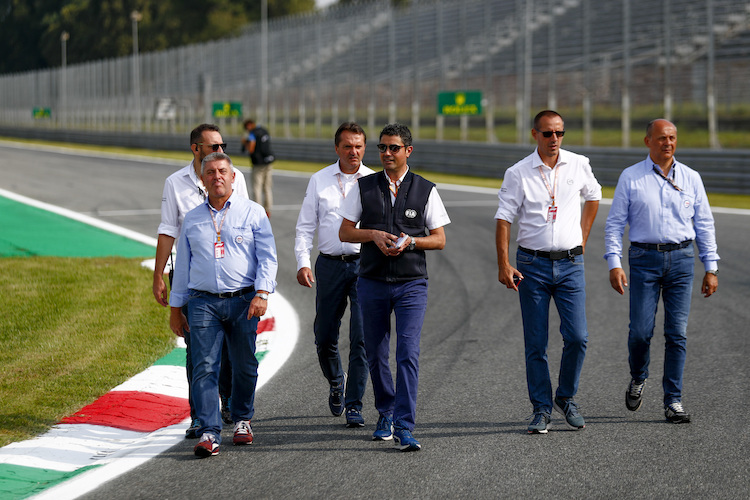 Michael Masi (mit blauer Weste) und seine Kollegen bei der Pistenbesichtigung in Monza