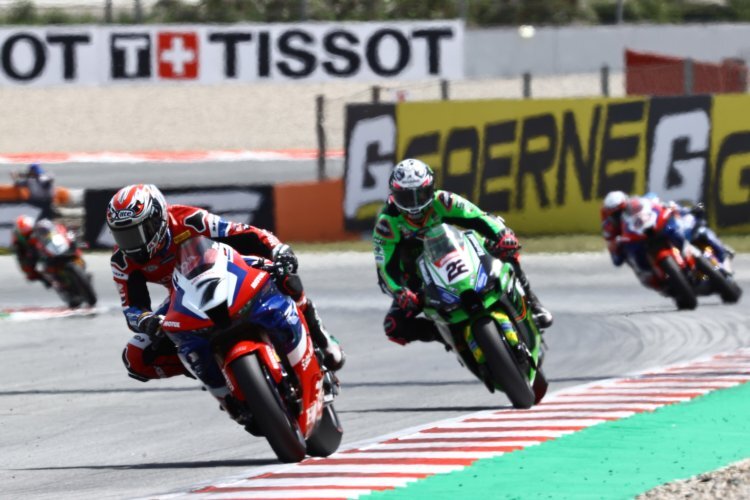 Iker lecuona vor Kawasaki-Werkspilot Alex Lowes, im Hintergrund Xavi Vierge