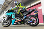 Bei Rossi sind im Bereich der Schwinge Aufkleber von D.I.D. und Akrapovic zu sehen