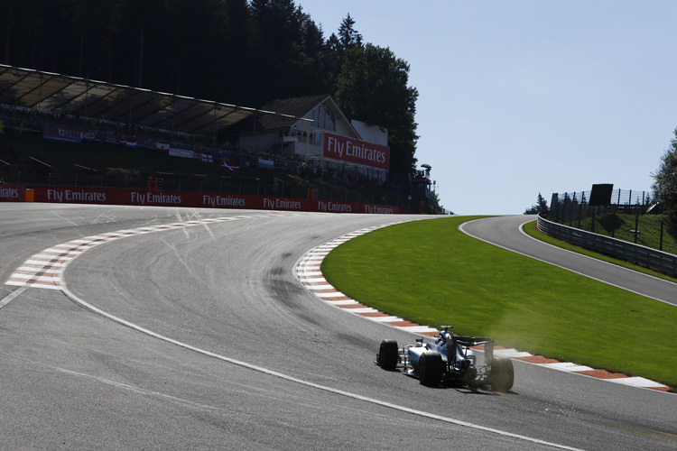 Lewis Hamiltons Mercedes setzt in der Eau Rouge auf