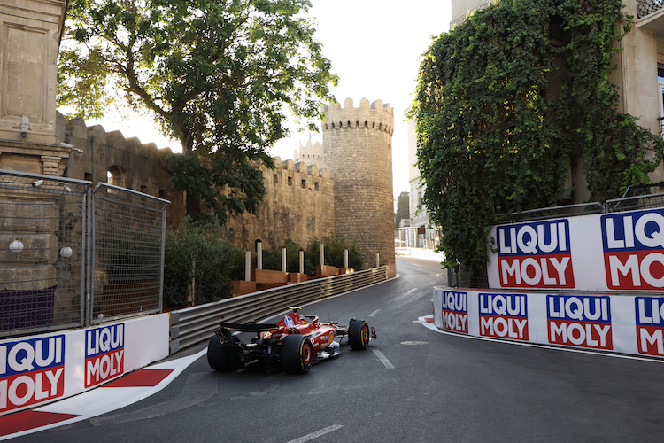 Carlos Sainz bei der Einfahrt in die Altstadtpassage von Baku