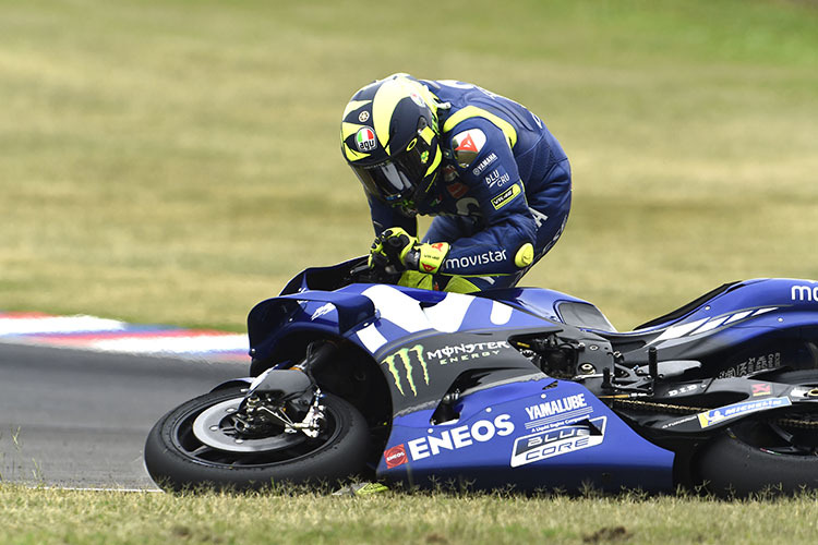 Rossi hebt die Yamaha auf, die zehn Punkte sind futsch