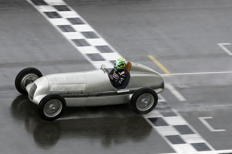 Nico Hülkenberg hatte die Ehre, im Mercedes-Benz W25 von 1934 auf die Strecke zu dürfen