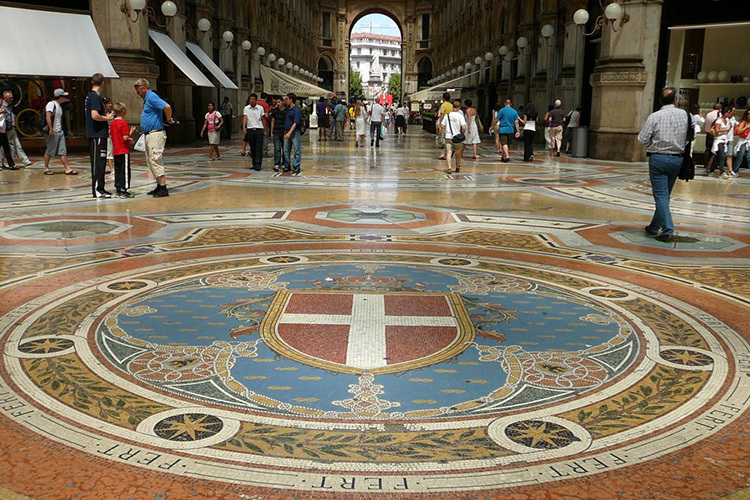 Das Mailänder Wappen auf dem Boden der Galleria Vittorio Emanuele II