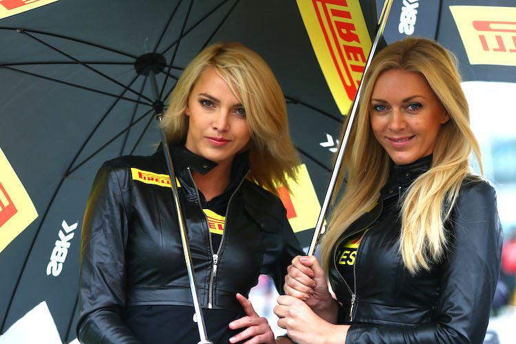 Die Umbrella-Girls benötigen den Schirm in Magny-Cours häufig nicht nur zur Deko