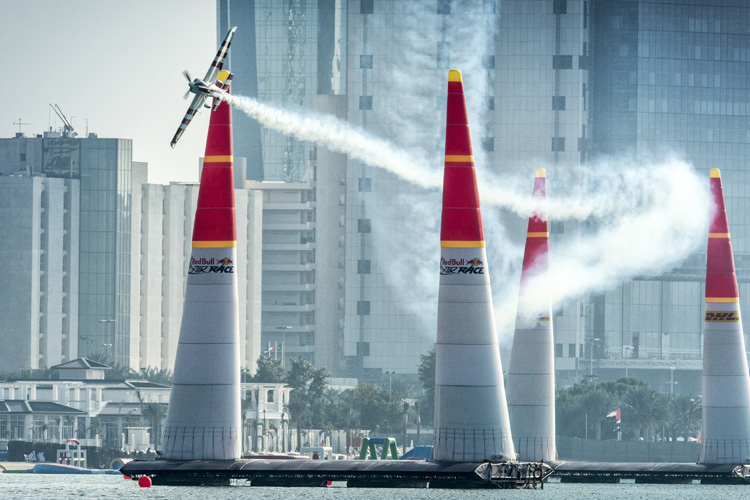 Red Bull Air Race: Es existiert kein Servo-Motor für eine elektrische Flugsteuerung, der genug Geschwindigkeit und Präzision hätte, um die Bedienungselemente so schnell und so präzise zu steuern, wie der Pilot