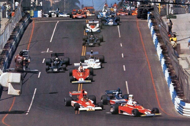 Kurz nach dem Start zum ersten Formel-1-GP von Long Beach 1976