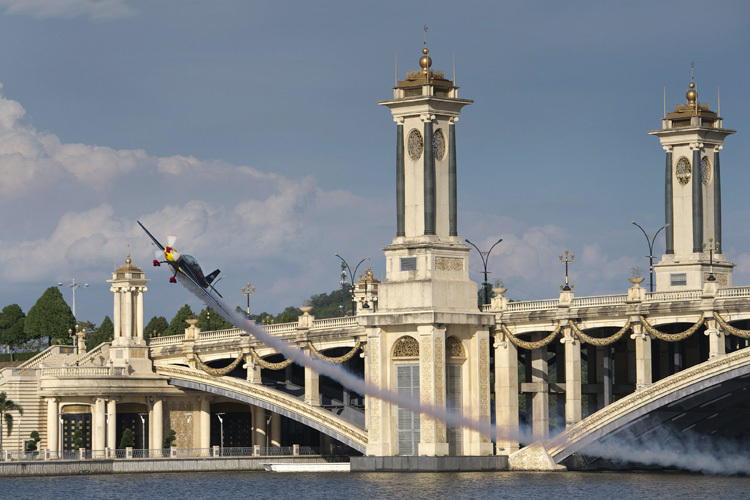 Peter Besenyei bei einem Demoflug in Putrajaya/Malaysia