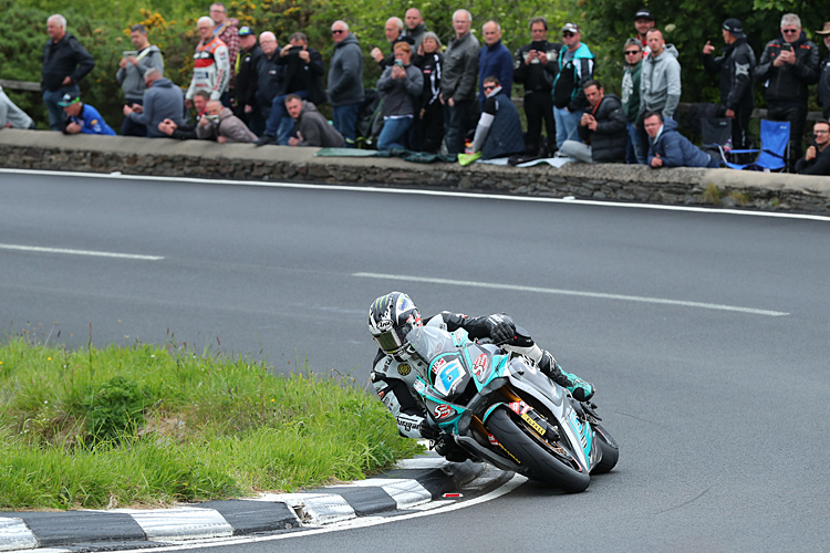 Die Zuseher schauen Michael Dunlop bei Gooseneck genau auf die Finger