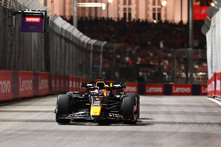 Max Verstappen in Singapur. Wegen der Hitze dort werden Qualifying und Rennen sowie ein Training im Dunkeln absolviert