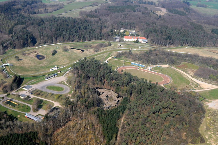 Die Gras- und Speedwaybahn in Teterow von oben