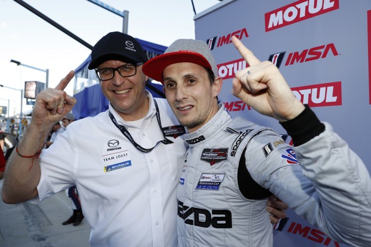 John Doonan (li.) freut sich mit Pilot Oliver Jarvis über die Pole-Position bei den 24h von Daytona