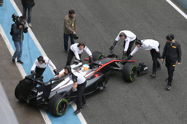 Fernando Alonsos Auto wird weggeschoben