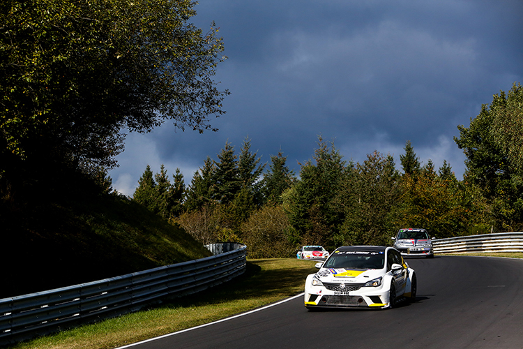 Im zweiten Rennen holte der neue Opel Astra TCR seinen ersten VLN Klassensieg.