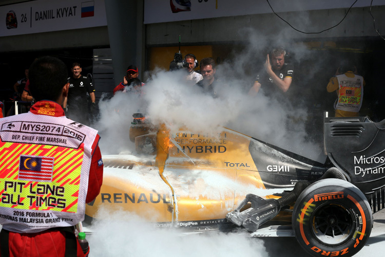 Der Renault von Kevin Magnussen brennt