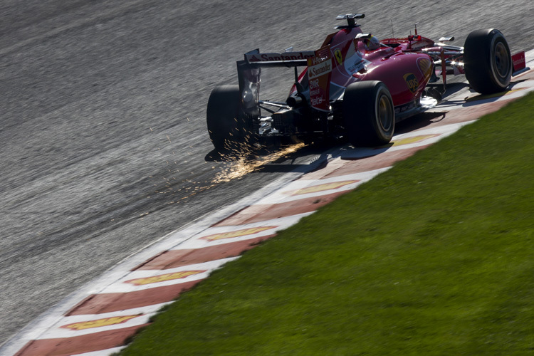 Sebastian Vettel stürmt nach Eau Rouge den Berg hoch Richtung Raidillon