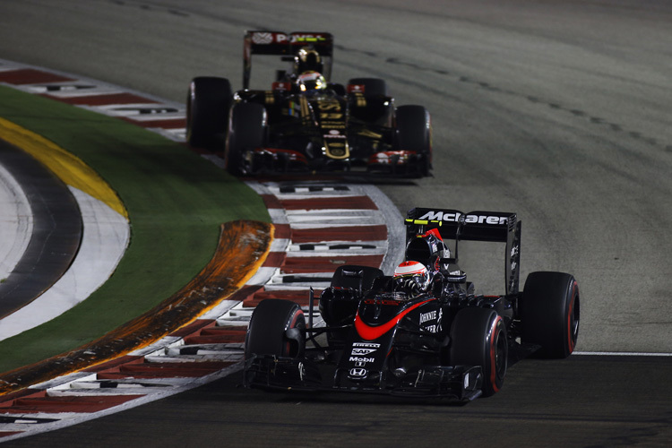 Jenson Button vor Pastor Maldonado