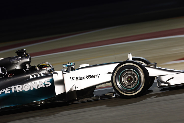 Lewis Hamilton drehte bei der Flutlicht-Premiere in der Wüste die schnellste Runde