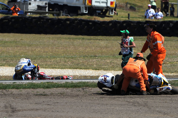 Marco Melandri kümmert sich um Carlos Checa - die Streckenposten um seine BMW