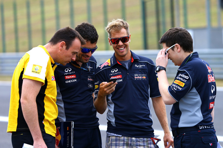 Sebastian Vettel und seine Ingenieure: Die Stimmung stimmt
