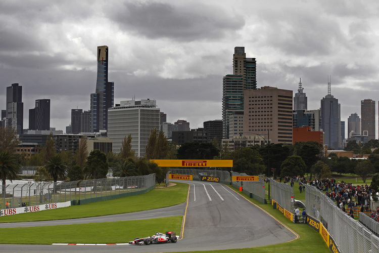 Jenson Button vor der Skyline von Melbourne