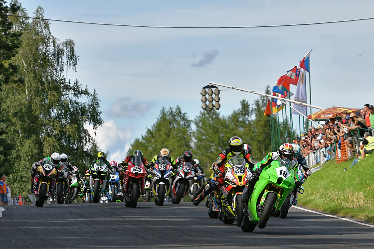 Start ins zweite Rennen der IRRC Superbike: Maurer (18), Grams (26), Datzer und Hoff (beide verdeckt)