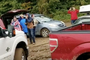 Die Zufahrten zur Strecke sind verstopft, weil Autos im Schlamm hängenbleiben