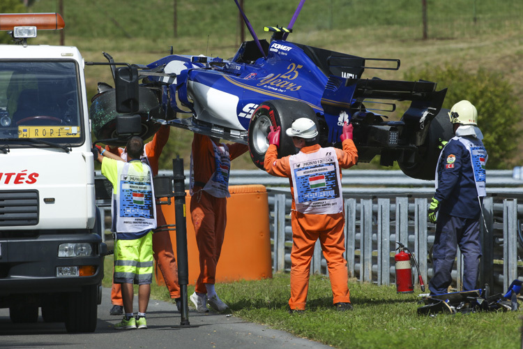 Pascal Wehrleins Sauber C36-Ferrari wurde beim Crash stark beschädigt,  Chassis und Getriebe blieben aber heil 