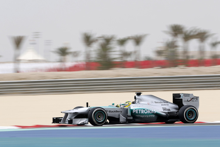 Nico Rosberg rast durch die Wüste