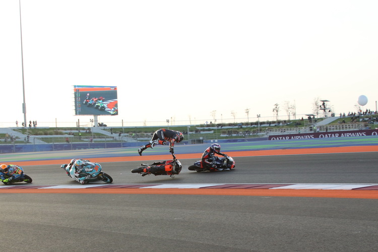 Moto3-Geschepper. Miteintscheidende Szene des Rennens in der kleinsten Klasse: Ivan Ortola und Jose Antonio Rueda fliegen kräftig ab