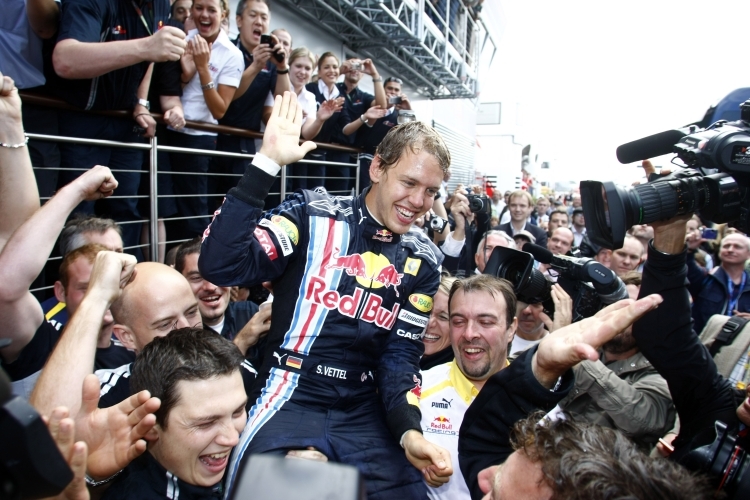 Sebastian Vettel wird vom Team gefeiert