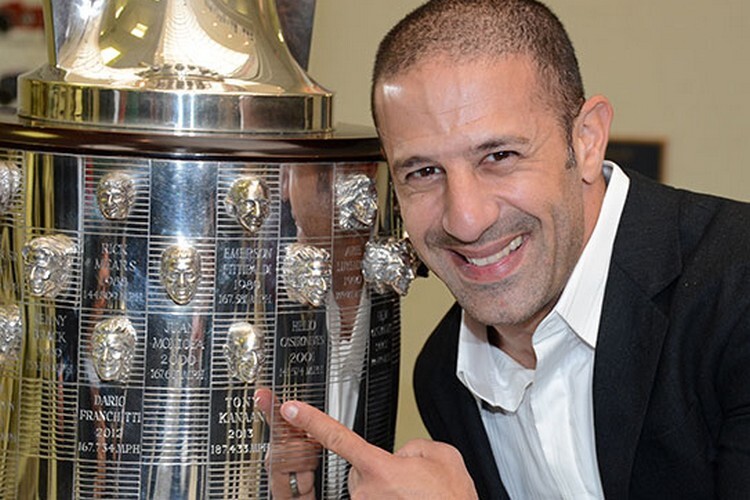 Tony Kanaan neben der Trophäe