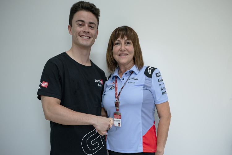 Manuel Gonzalez wird von Nadia Padovani bei Gresini willkommen geheißen