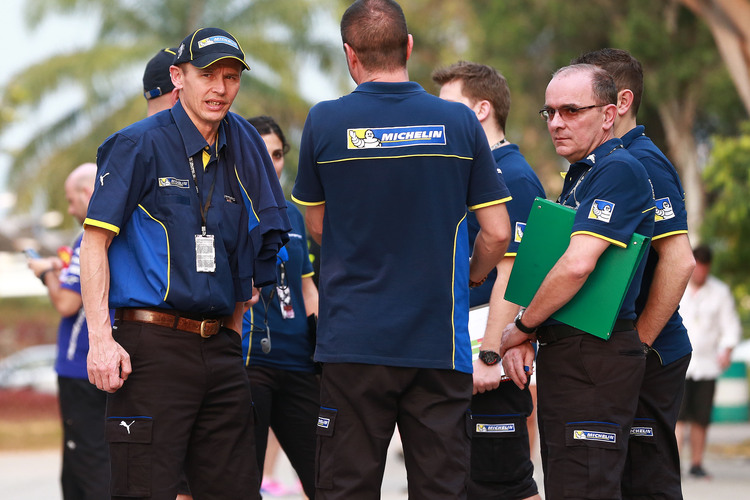 Nicolas Goubert (ganz links) mit seiner Michelin-Truppe heute in Sepang