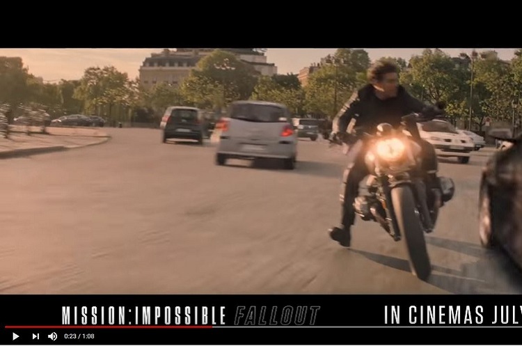 Tom Cruise alias Ethan Hunt schafft wie immer das Unmögliche: In falscher Fahrtrichtung um den Arc de Triomphe
