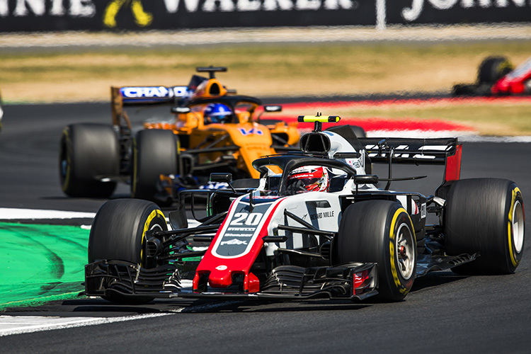 Kevin Magnussen vor Fernando Alonso