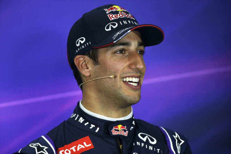 Daniel Ricciardo hat gut lachen. Er heizt Sebastian Vettel gehörig ein