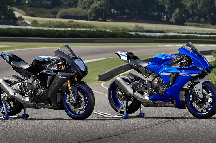Am originellsten sind die blauen Röllchen an den Racing-Ständern: Das Blau der Yamaha R1 (rechts) heisst nun Icon Blue, die Farbgebung der R1M Icon Performance 