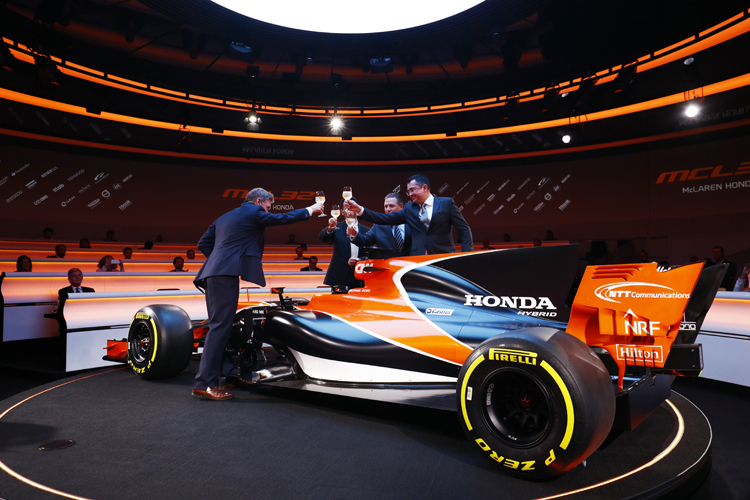 Die McLaren-Honda-Entscheidungsträger stossen auf den MCL32 an