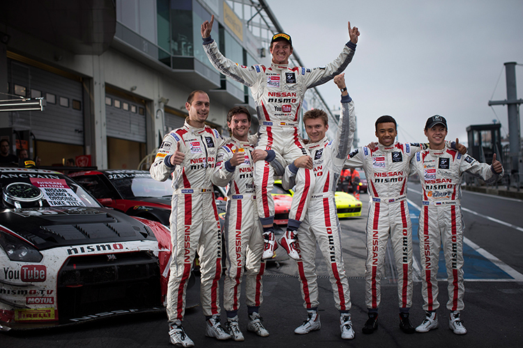 Außer Jann Mardenborough (2. v.r.) starten am kommenden Samstag alle GT Academy Athleten