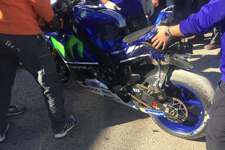 Valentino Rossis 2017er-Yamaha wurde beim Sturz stark in Mitleidenschaft gezogen