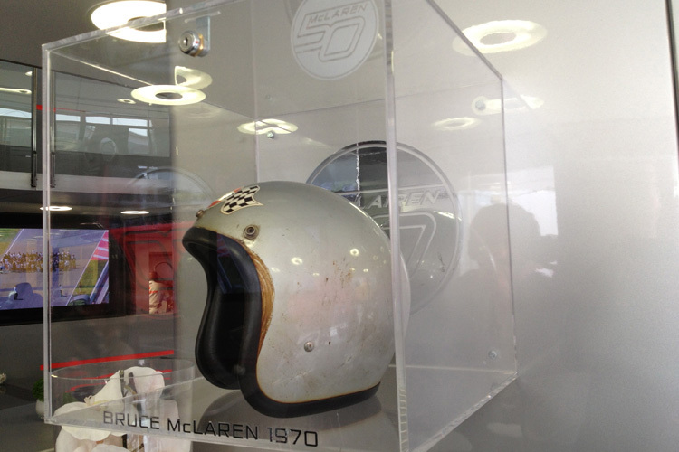 Der ausgestellte Helm von Bruce McLaren